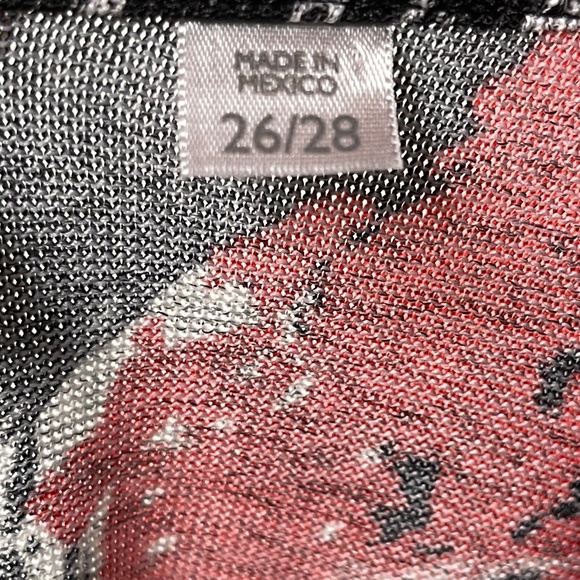 Avenue Womens Black Red White 3/4 Sleeves Asymmetrical Hem Top Blouse Plus 26 28 - Picture 12 of 16